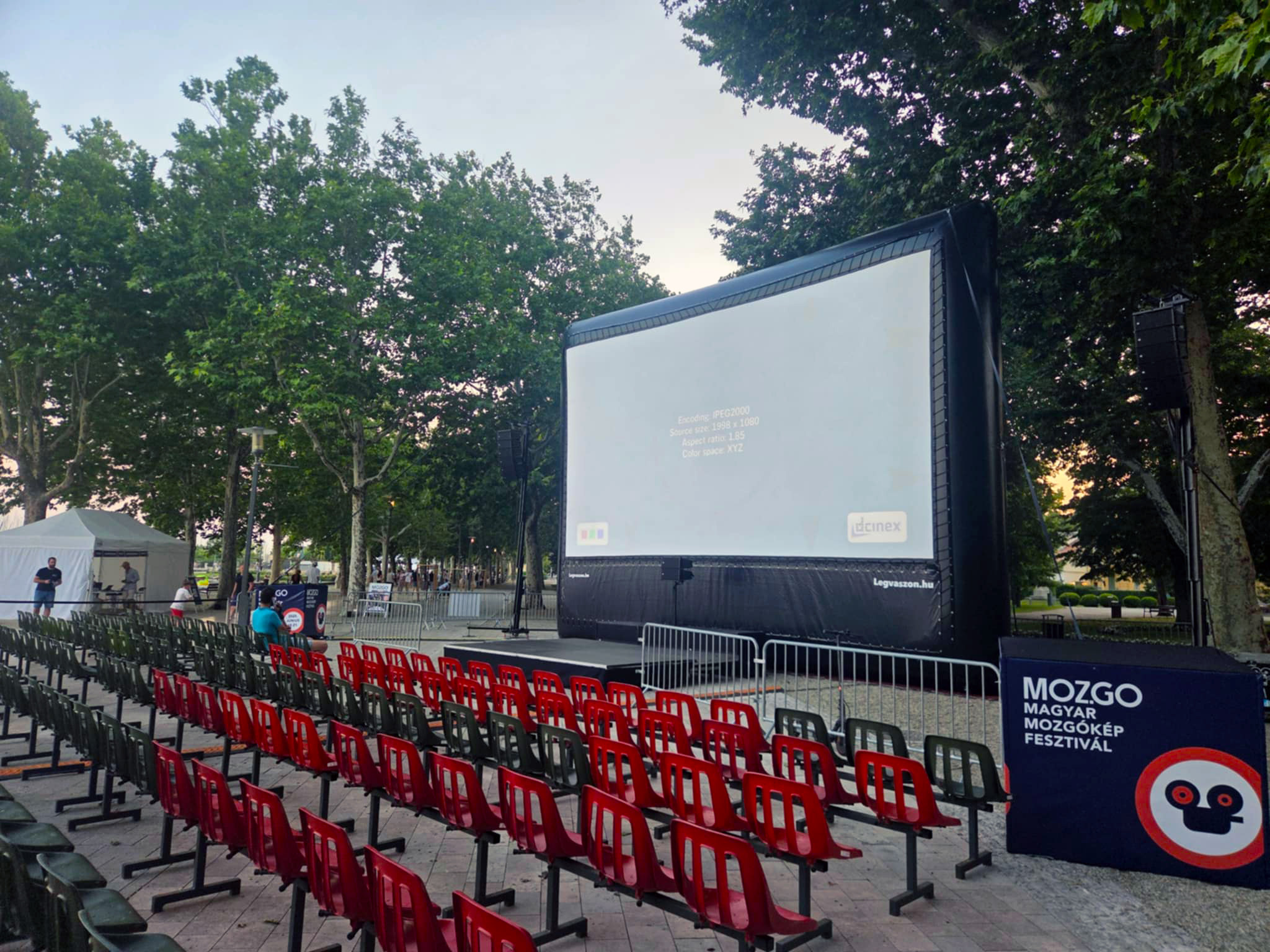 kertmozi - 10x5.5 méteres vászon